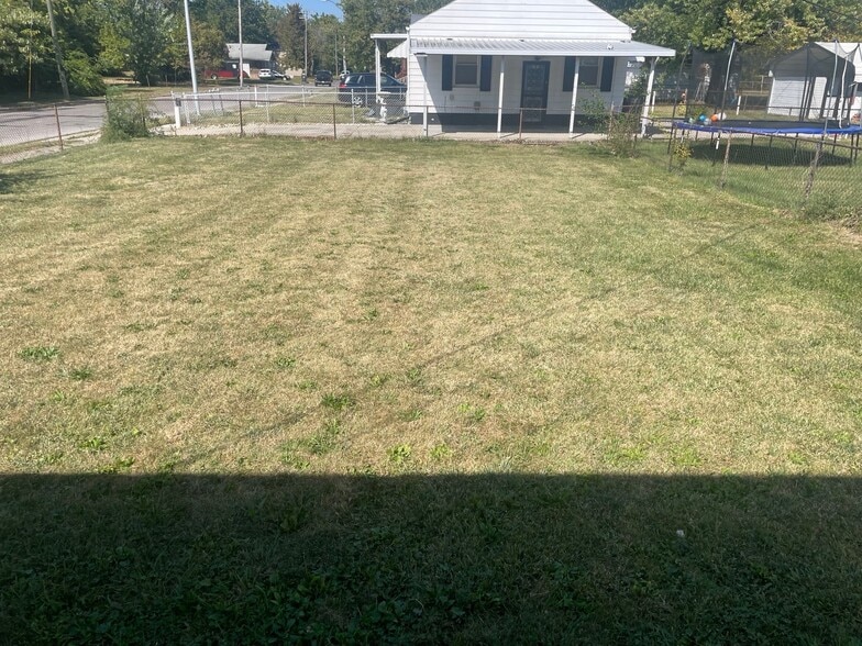 Building Photo - 301 E 4th St