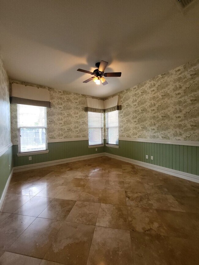 Building Photo - Absolutely Gorgeous 4BD / 3BA Home with Pool in Quiet Neighborhood