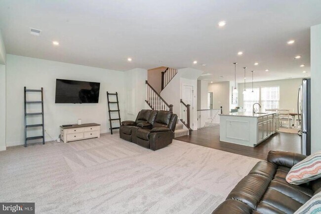 Building Photo - 5950 Etterbeek St