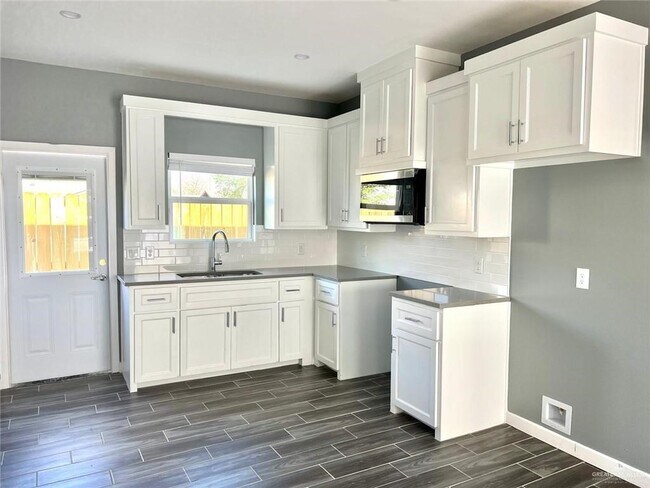 Building Photo - 100 Lauryn Dr