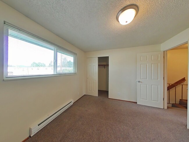 Building Photo - 2 Bedroom Apartment ~ Close to 9th Street