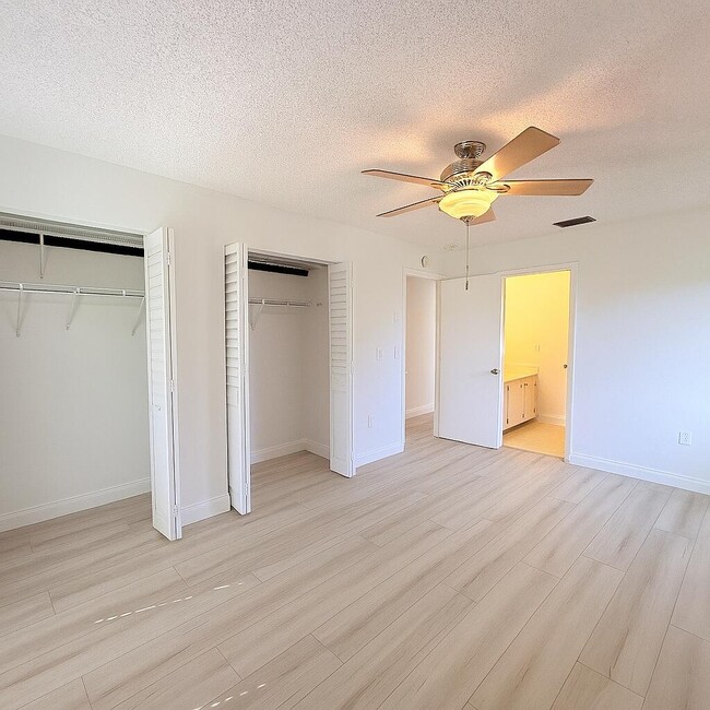 Building Photo - 4055 NW Cinnamon Tree Cir