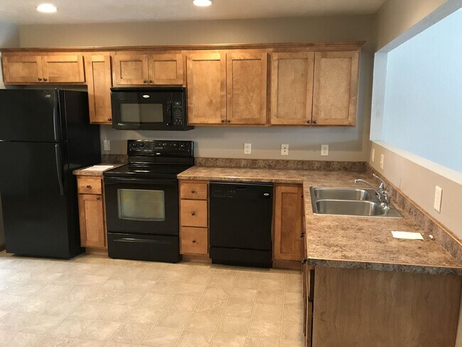Building Photo - 2 Bed/1.5 Bath Townhome For Rent!
