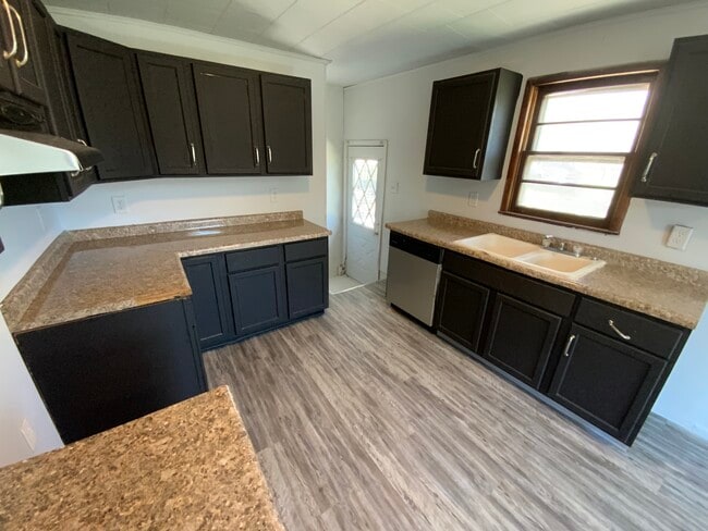 Building Photo - 921 Martin St