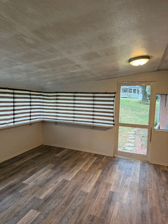 Building Photo - Brick Ranch in North Hall