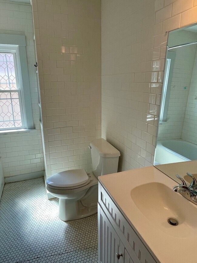 Building Photo - Beautiful & Spacious 3 Bedroom Rental Home...