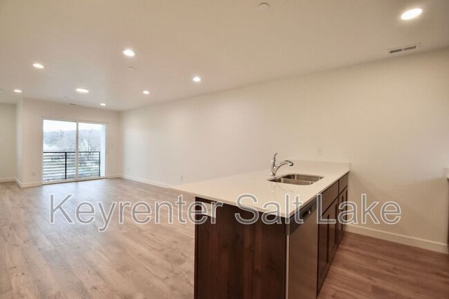 Building Photo - 1590 S 900 W