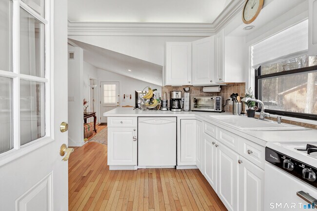 Building Photo - 70 Cranbury Rd