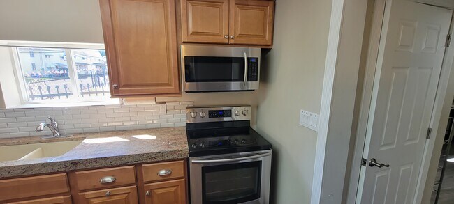 S/S MIRO & RANGE TILE BACKSPLSH & GR CTERTOP - 212 S Main St