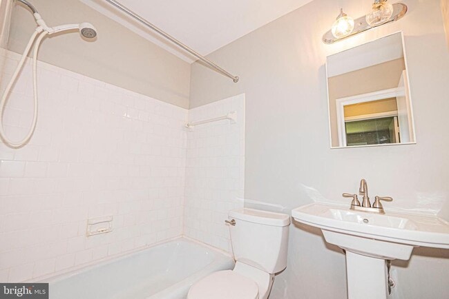 Building Photo - 29 Longmeadow Dr