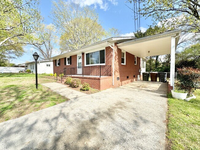 Building Photo - Charming 2BR with Refinished Hardwoods