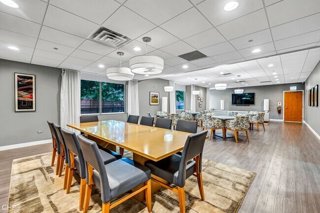 Building Photo - 1717 S Prairie Ave