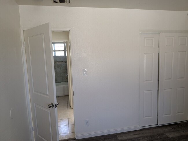Building Photo - Charming 3BR Condo in Fontana