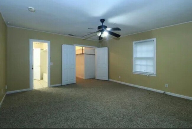 Building Photo - 4 bedrooms 2 Bath