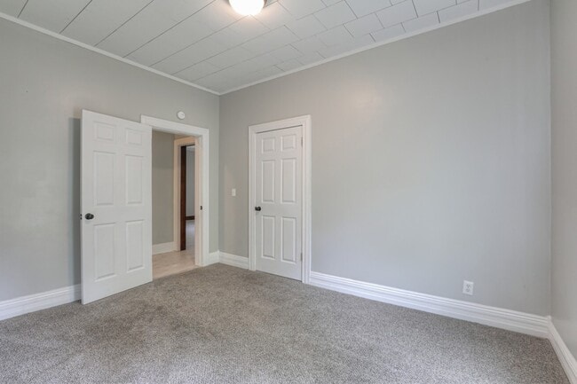 Building Photo - 308 Elm Ave