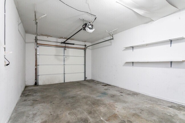 Building Photo - 2502-2502 E Morris Dr