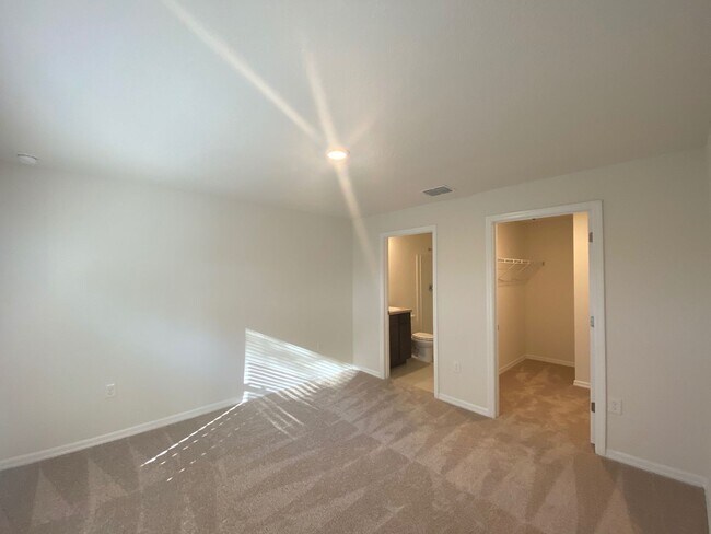 Building Photo - Desirable Lake Diamond Subdivision 3/2/2 **Won't Last**