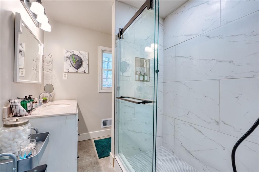 Building Photo - 2418 Brookdale Dr NE