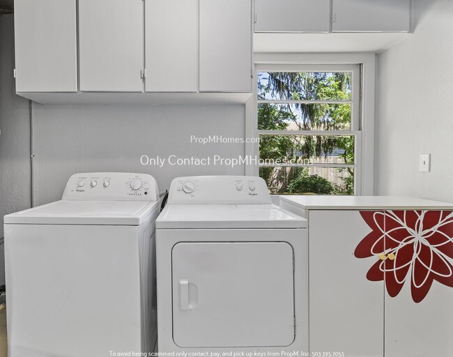 Building Photo - Charming Three Bedroom in Woodstock Neighborhood!