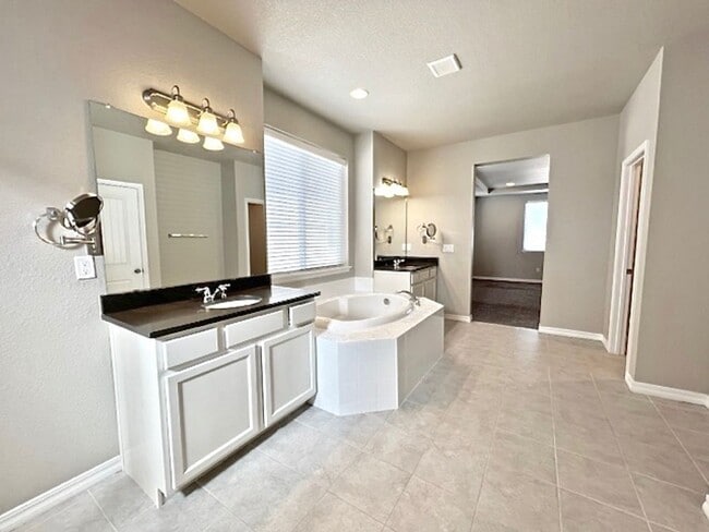 Building Photo - 5 Bedroom Home Close to Downtown Monument!!