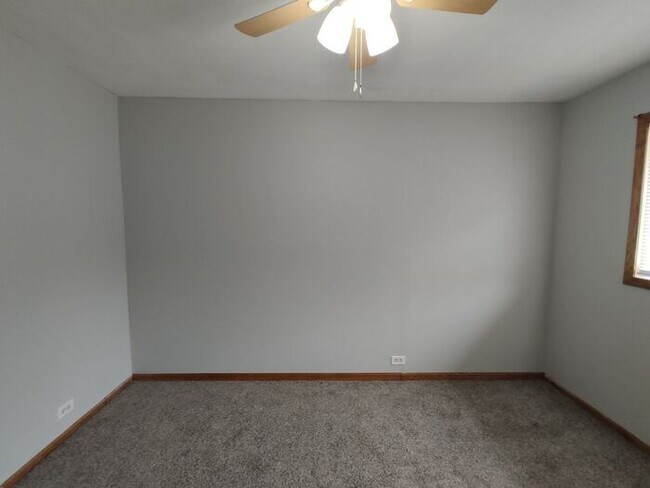 Building Photo - Mishawaka 3 bedroom ranch with large family room and fenced yard