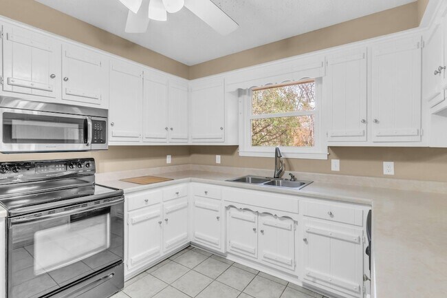 Building Photo - 341 Hickory Dr