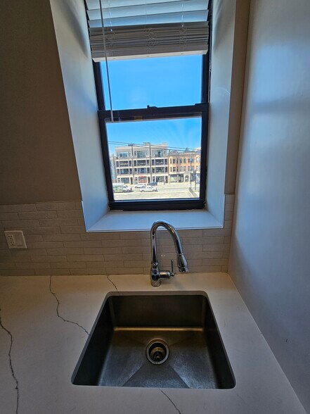 Building Photo - 3931 N Janssen Ave