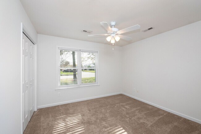 Building Photo - Beautiful Ranch in Pine Meadows | Water View