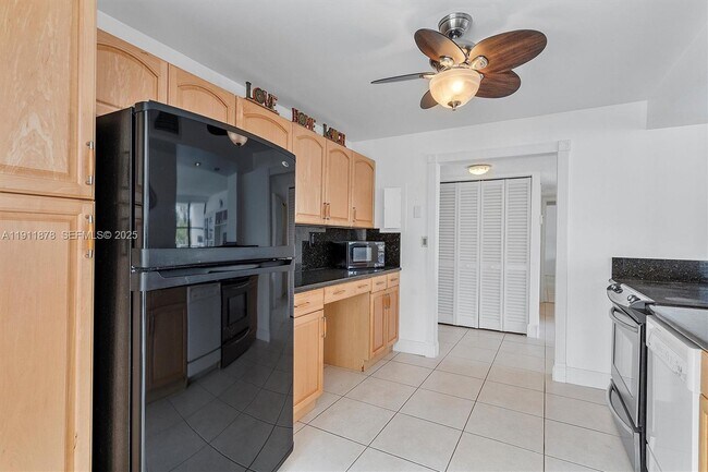 Building Photo - 1000 Parkview Dr