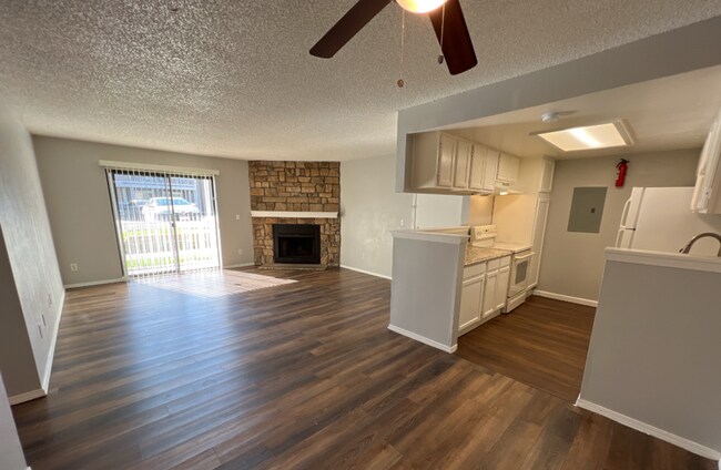 Building Photo - Spacious ground level 3 bedroom Condo in R...