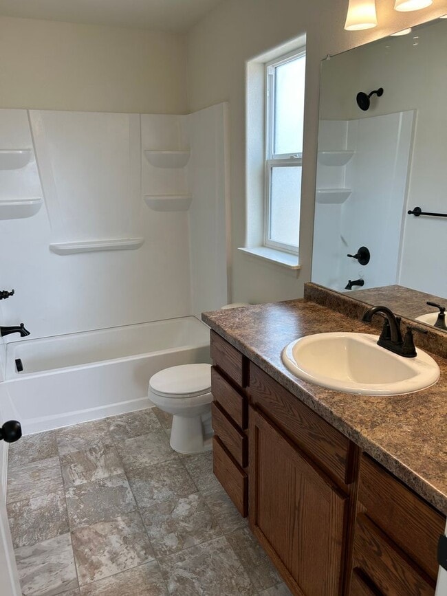 Building Photo - 3 bedroom, 2 bath Ranch floor plan.