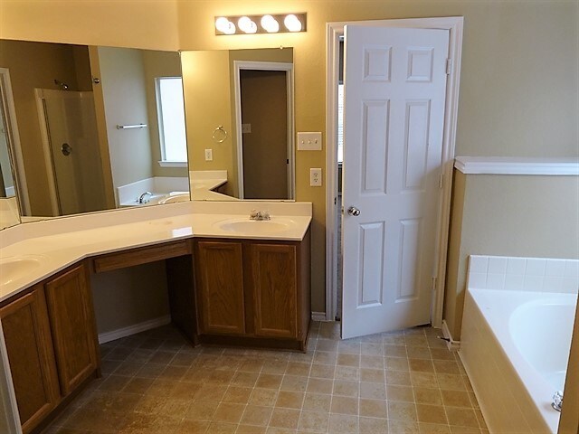 Building Photo - 5112 Parkplace Dr