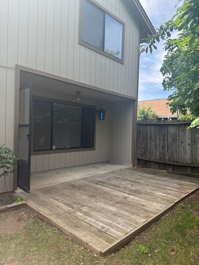 Building Photo - 832 Morissette Way