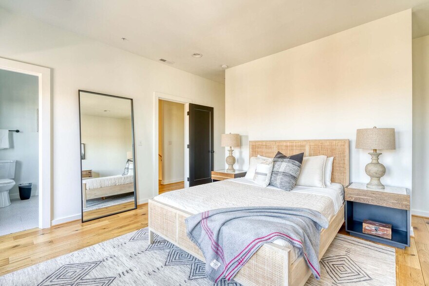 Building Photo - 512 NE 56th Ave