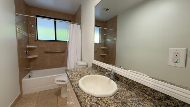 Building Photo - Ocean Views from this remodeled one bedroom!