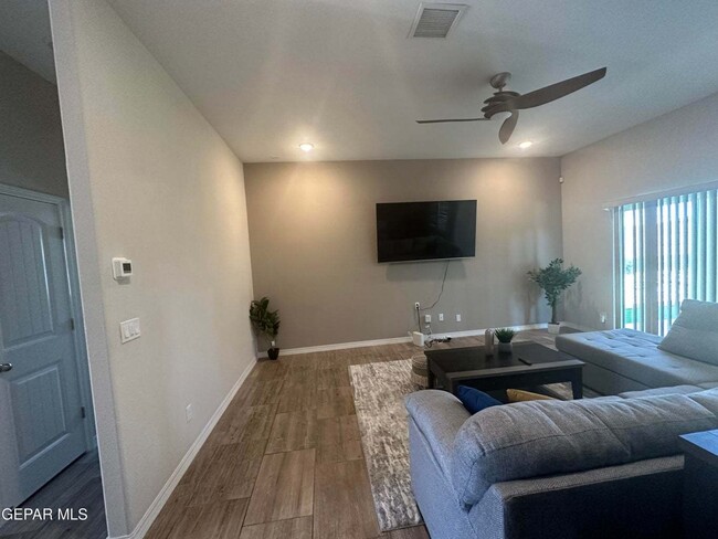 Building Photo - "Spacious 5-Bed, 4-Bath Furnished Gem in E...