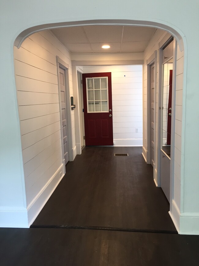 Entryway-1b - 208 Coleridge Ave