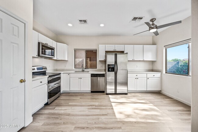 Building Photo - 1704 S 79th Glen
