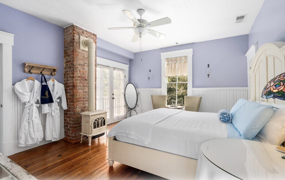 Building Photo - 221 SE 7th St