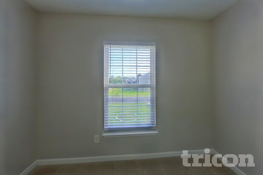 Building Photo - 2104 Meadecroft Rd