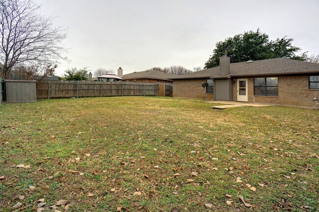 Building Photo - Super Nice 3-2-2 Brick Home!