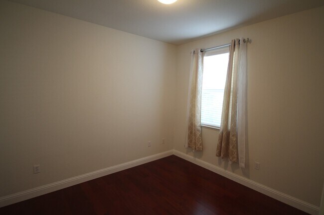 Building Photo - 3 Bed| 2 Bath | 1526 SF | Private 2 Car Garage | Condominium