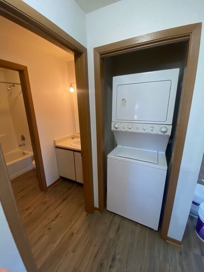 Building Photo - Private Entry Lower 2 Bedroom Apartment!