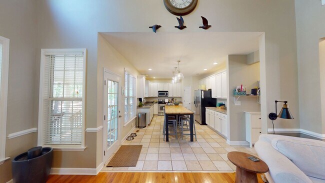 Building Photo - 5 Bedrooms with Golf Course Views in Carol...