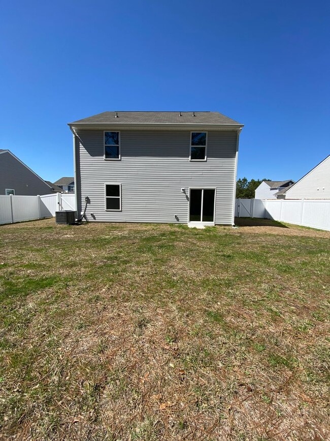 Building Photo - BETTER THAN NEW!