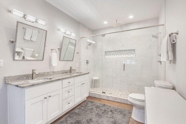 Building Photo - Gorgeous 4/3.5 w/ Bedroom on Main & Large,...