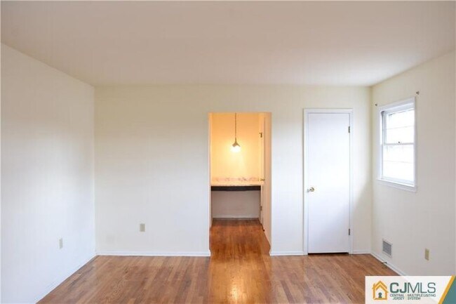 Building Photo - 123 Metlars Ln