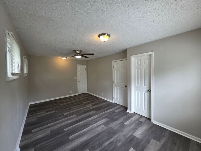 Building Photo - Spacious 4 Bed / 2.5 Bath Home with 2 Living Areas