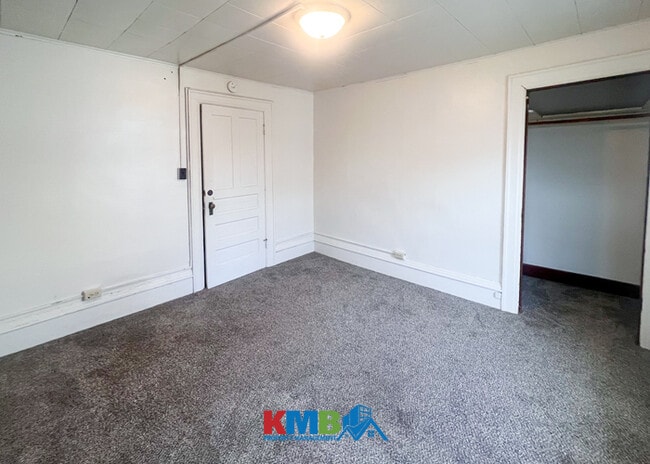 Building Photo - 125 N Van Buren St