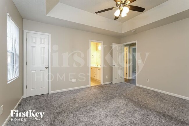 Building Photo - 940 Londonderry Dr